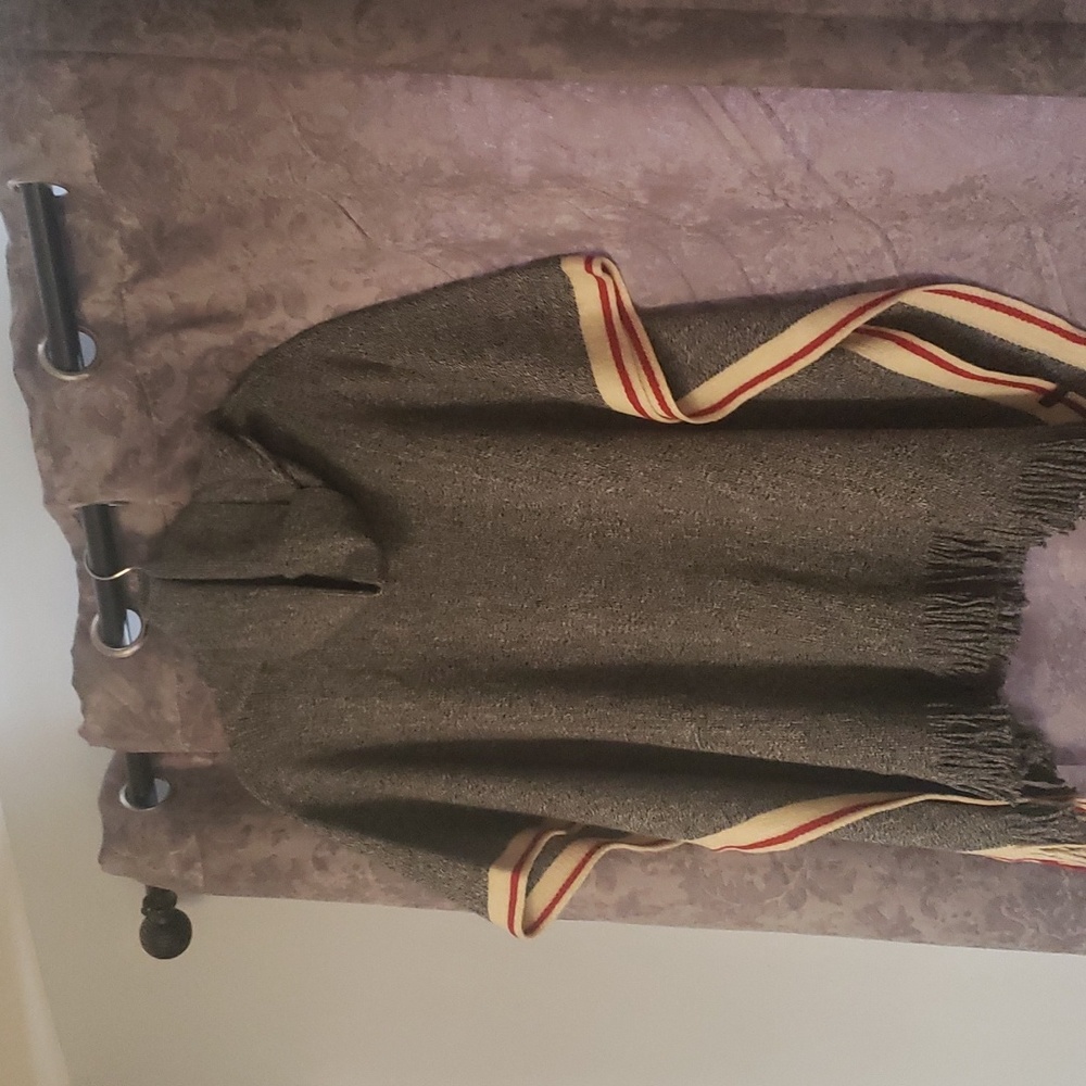 Roots poncho